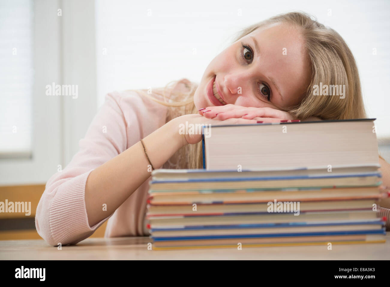 Teenager-Mädchen mit Büchern, Lächeln Stockfoto