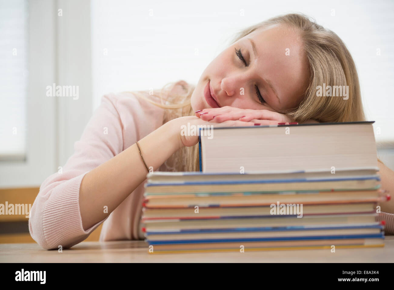 Teenager-Mädchen schlafen auf Bücher Stockfoto