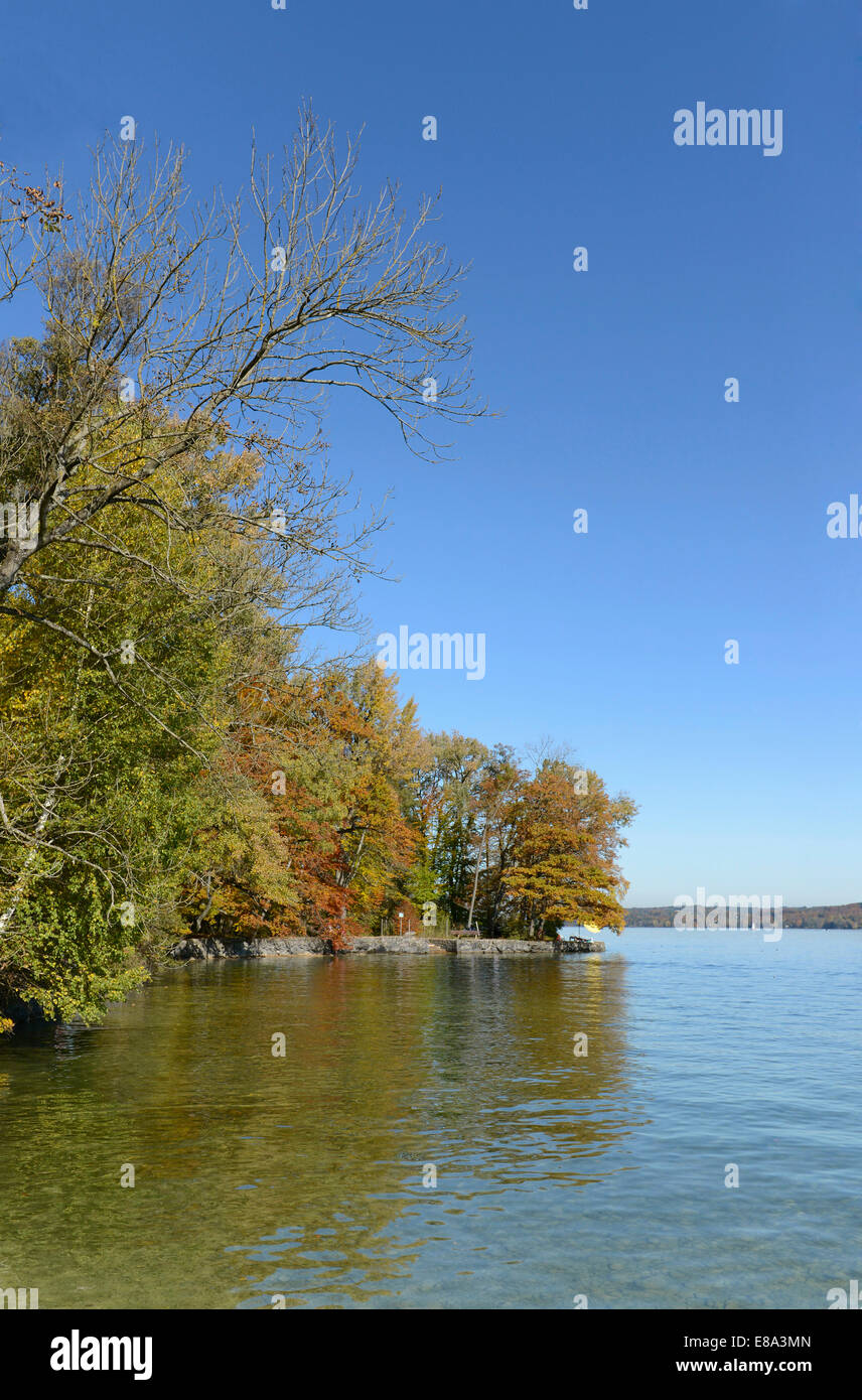 Blick auf Starnberger See im Herbst, Bayern, Deutschland Stockfoto