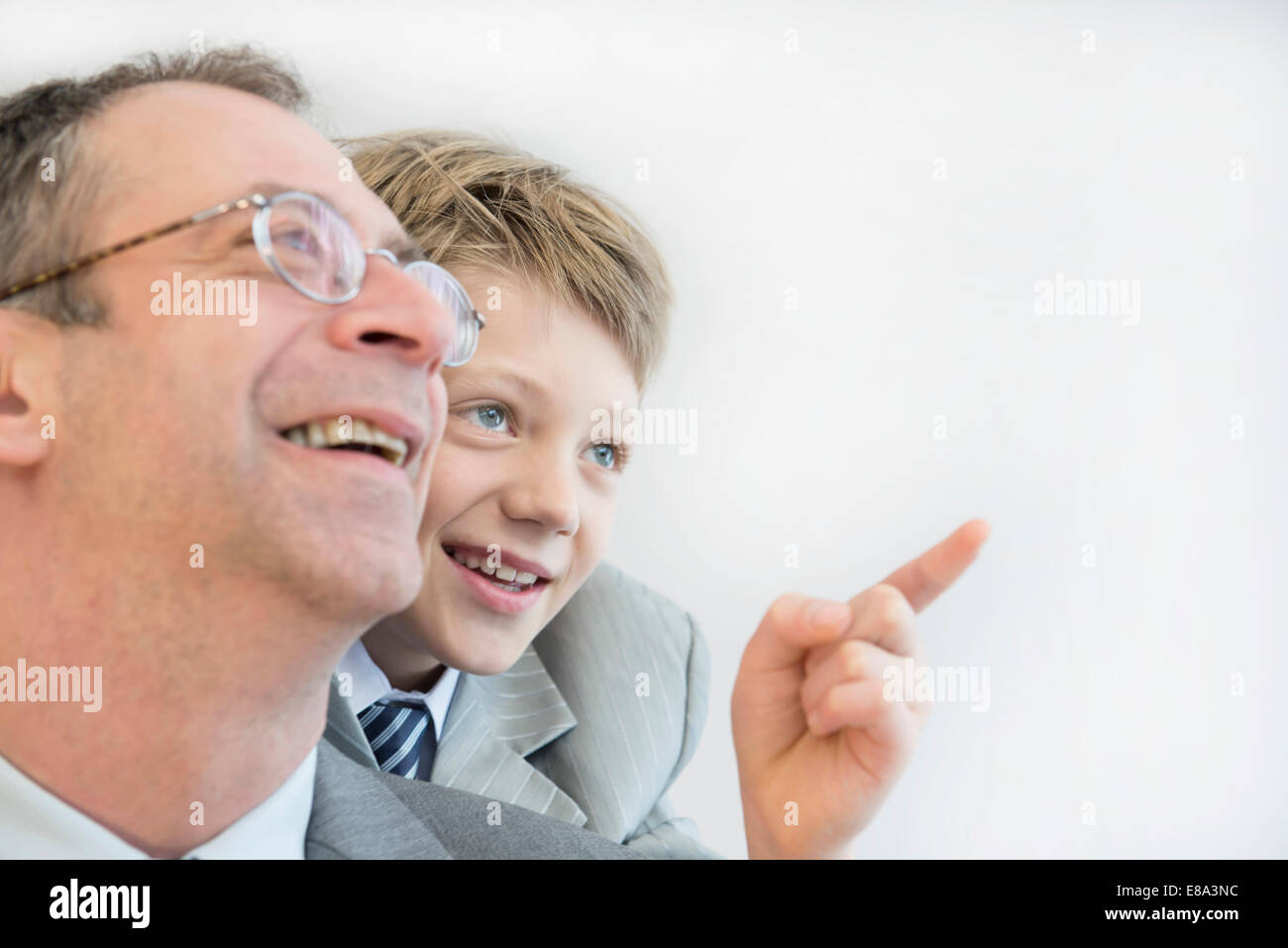 Sohn, zeigen etwas an seinen Vater, Lächeln Stockfoto