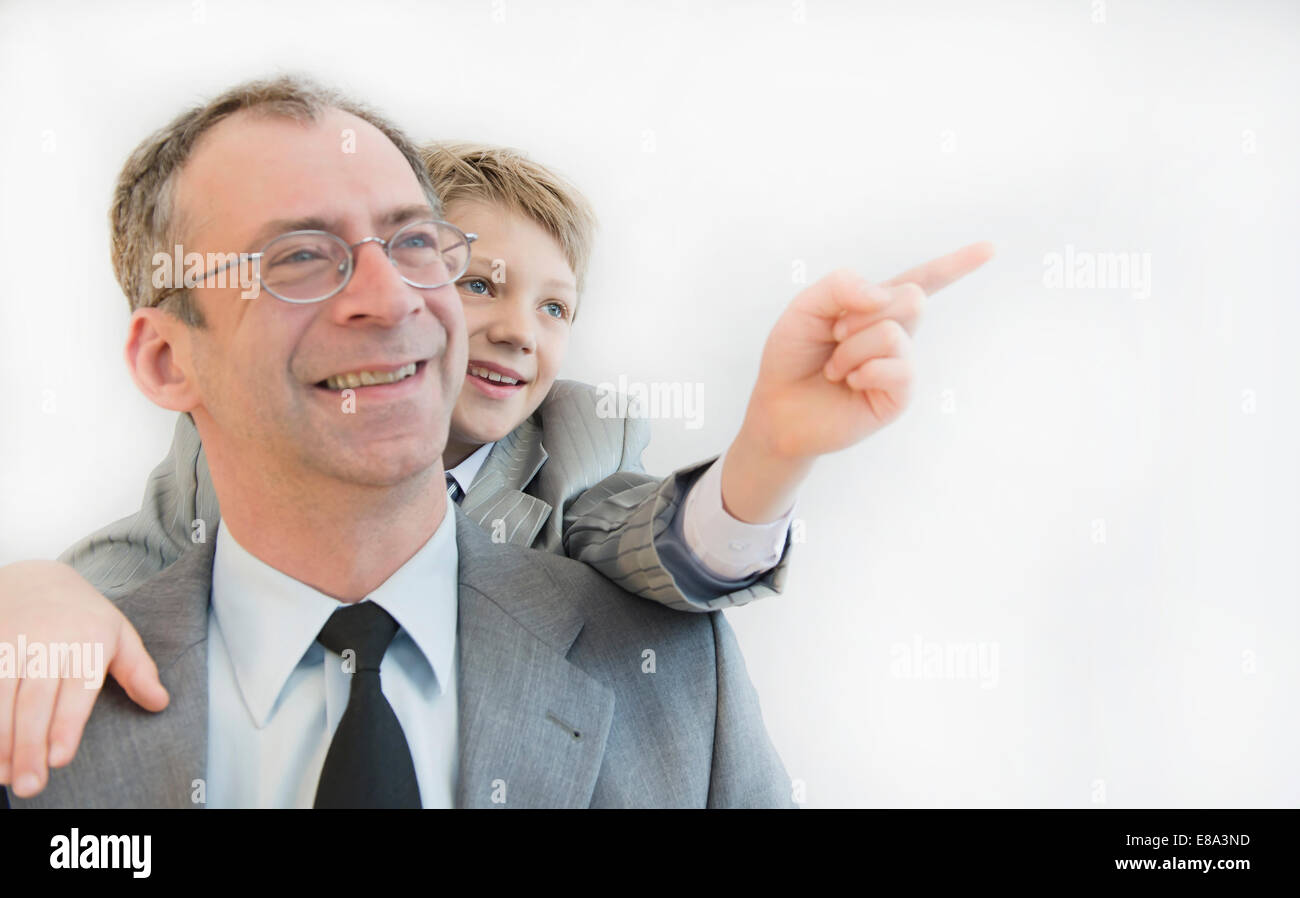Sohn, zeigen etwas an seinen Vater, Lächeln Stockfoto