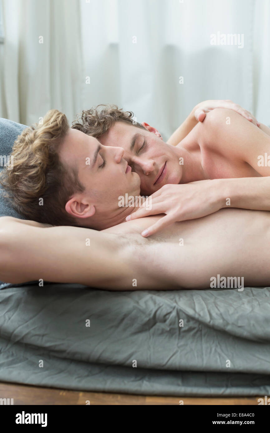 Kumpel bett einem mit schlafen in