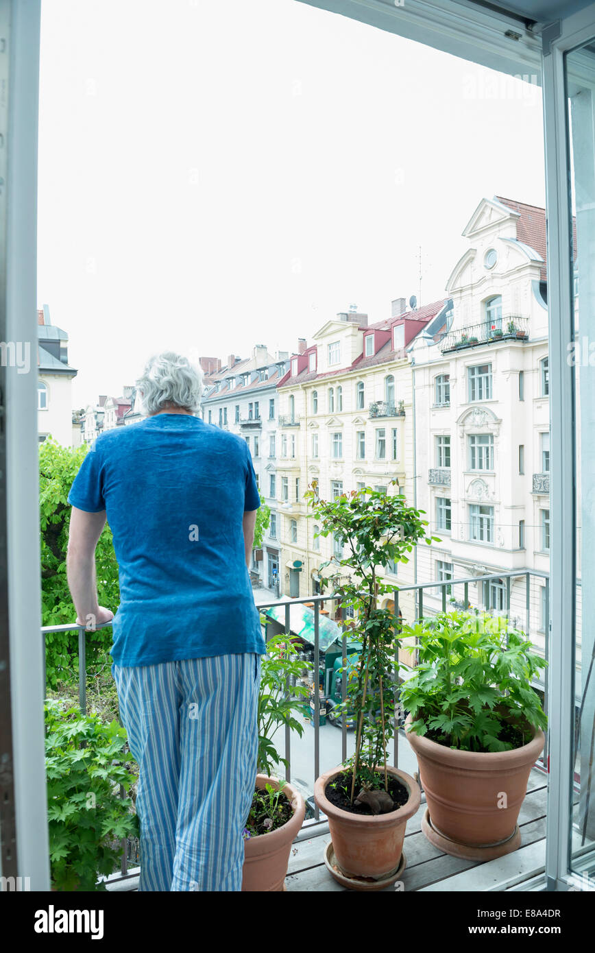 Reifer Mann stehend auf Balkon Stockfoto