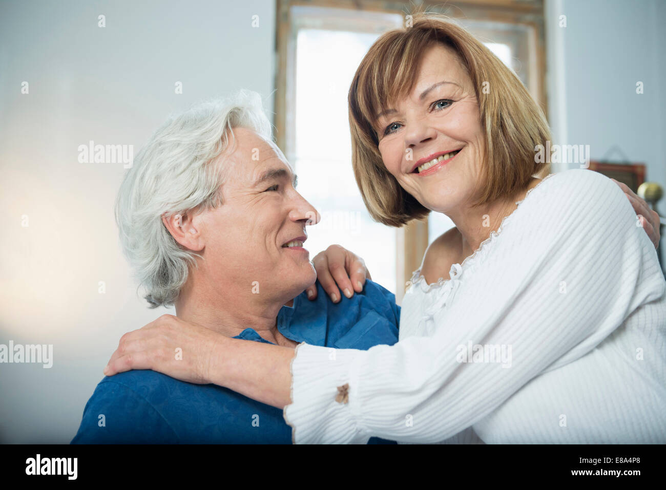 Paar im Bett, Lächeln Stockfoto