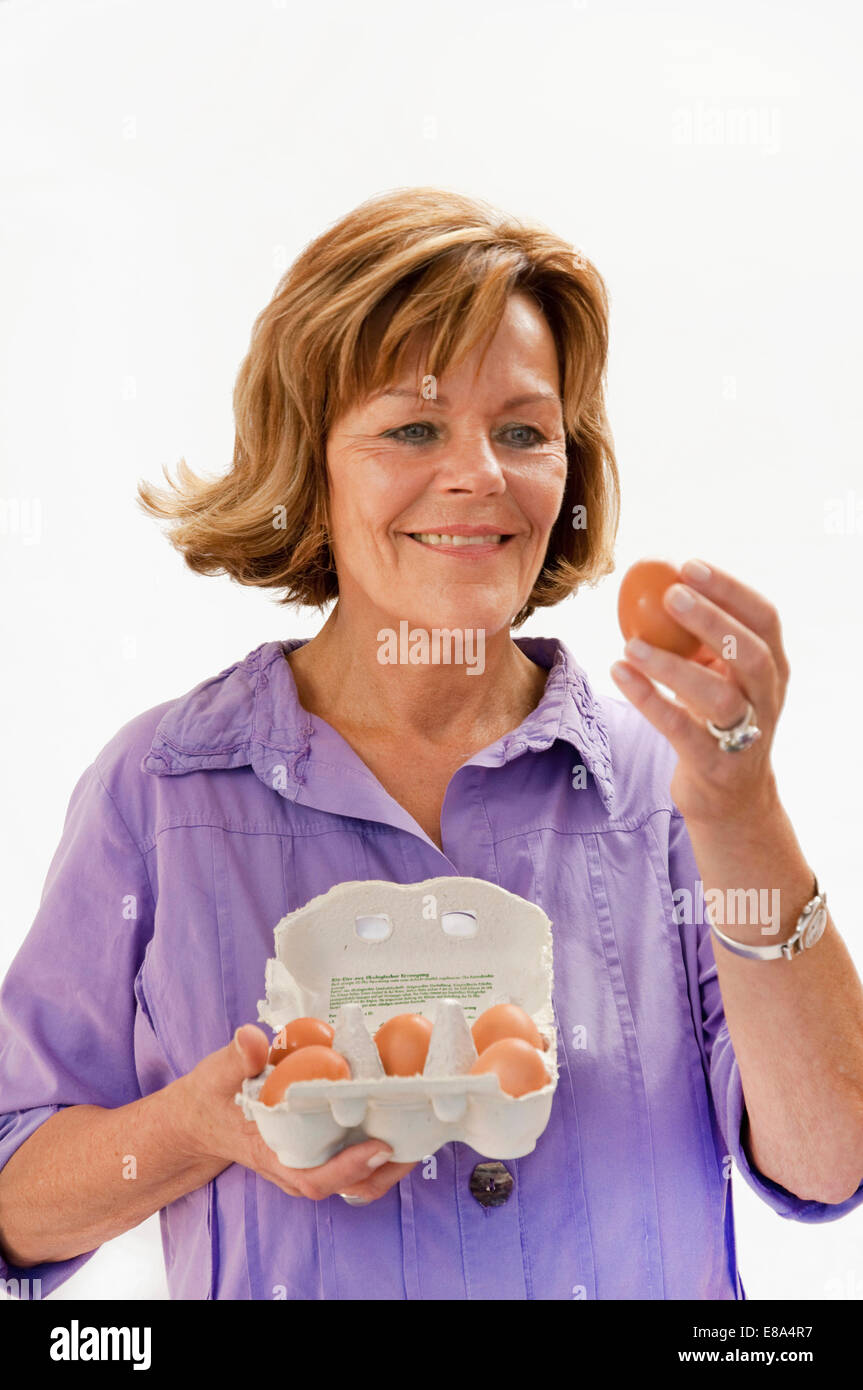 Ältere Frau Holding Eiern, Nahaufnahme Stockfoto