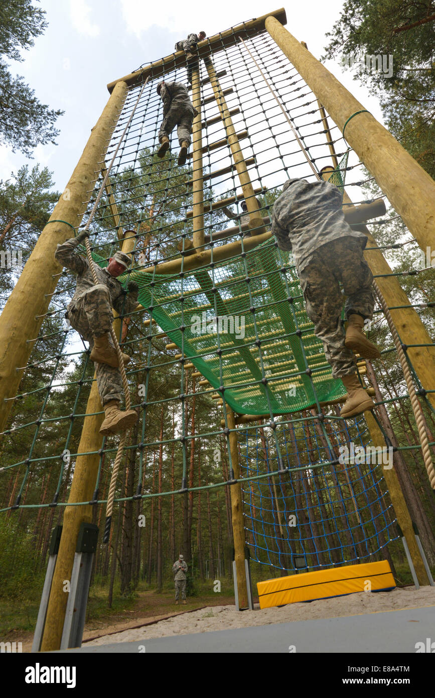 US-Soldaten mit Headquarters und Headquarters Company, 18. bekämpfen Sustainment Unterstützungsbataillon Hindernis-Parcours Schulungen bei der 7. Armee gemeinsame multinationale Ausbildung des Befehls Grafenwöhr Truppenübungsplatz in Bayern, Deutschland, 4. September 2014 durchführen. Stockfoto