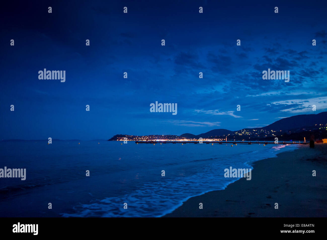 Küstenstadt in der Nacht Stockfoto