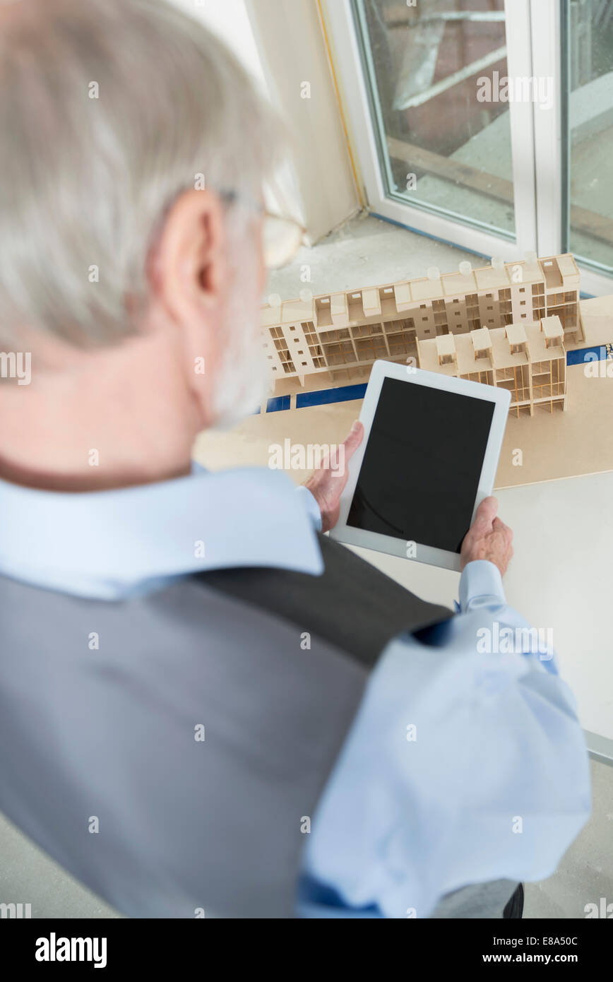 Architekt mit digital-Tablette auf Baustelle des Neubaus Stockfoto