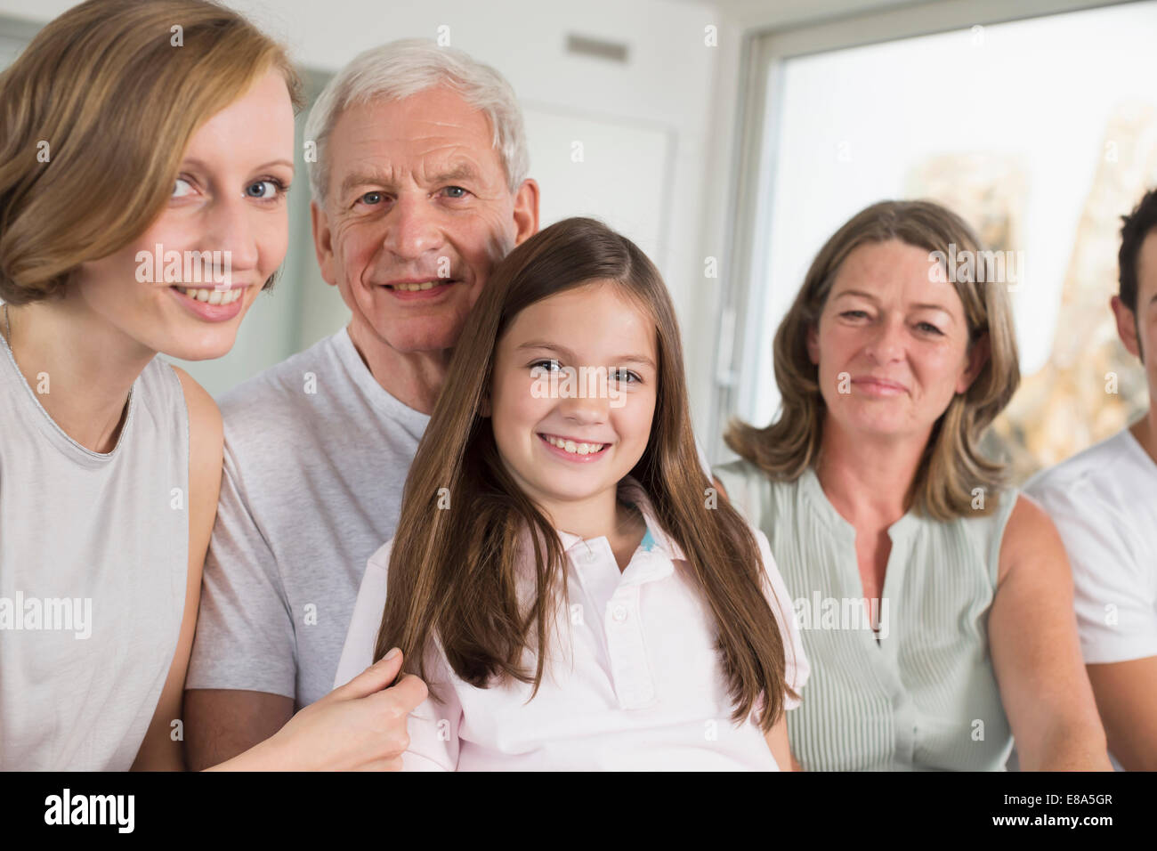 Lächelnde Großfamilie nebeneinander, Porträt Stockfoto