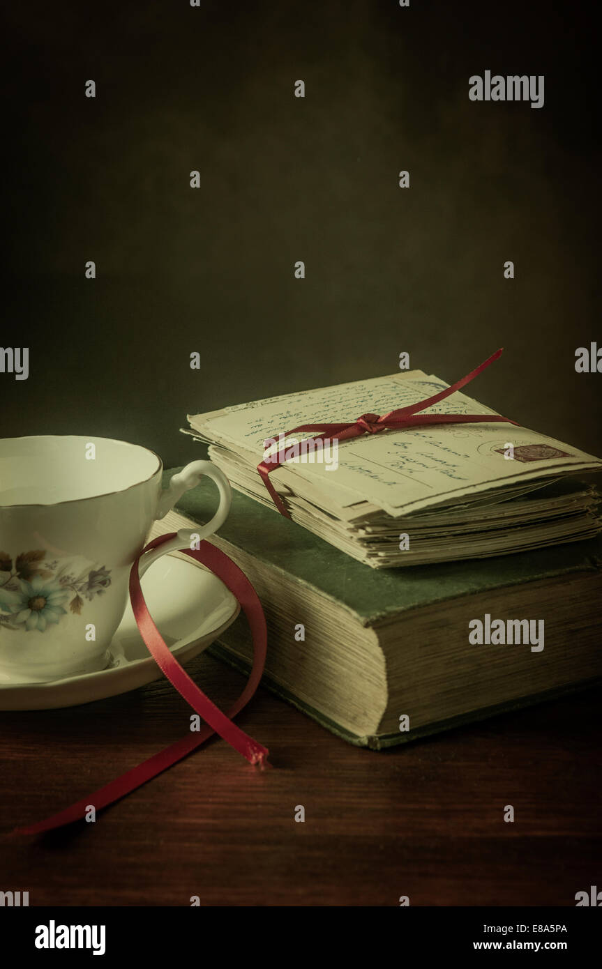 Teetasse, Postkarten und ein Buch Stockfoto