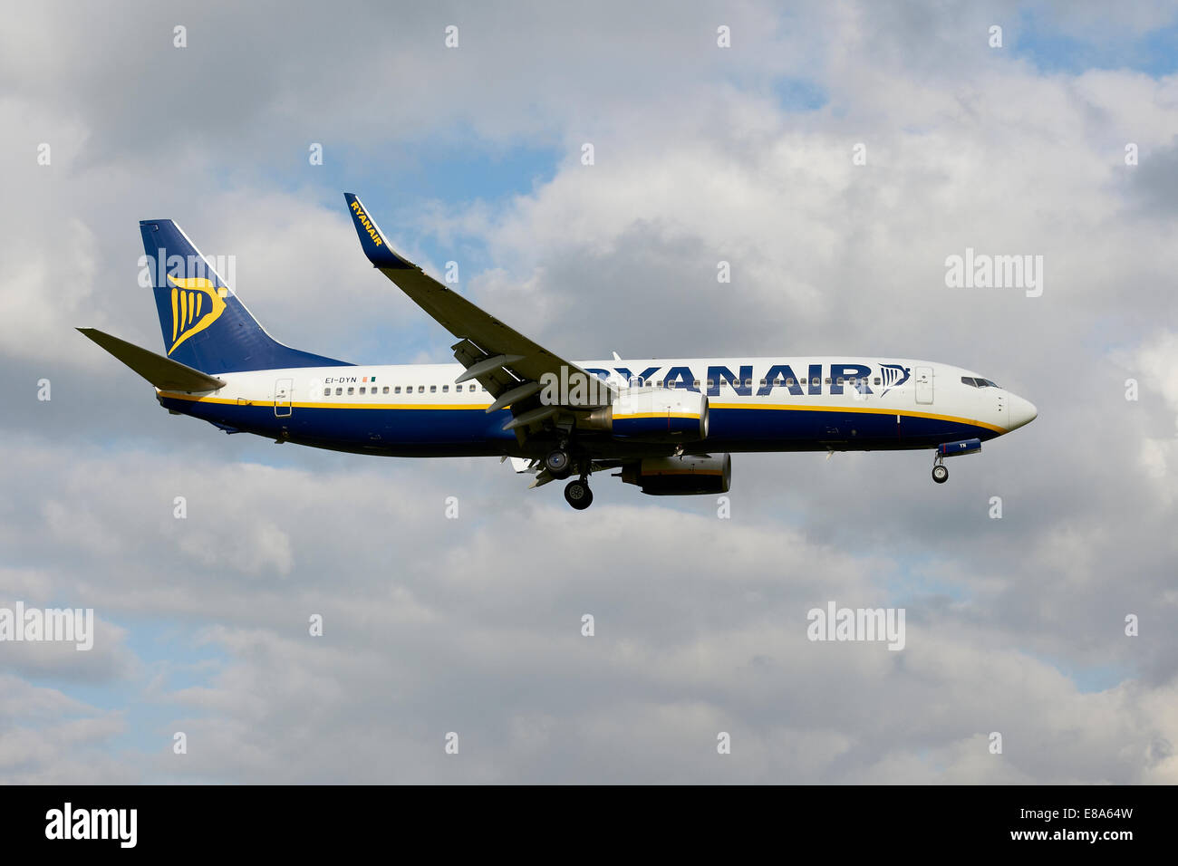 Ryanair Boeing 737-800 EI-DYN landet auf dem Flughafen Leeds Bradford. Stockfoto