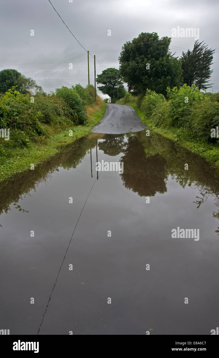 Überfluteten Landstraße, County Antrim. Stockfoto