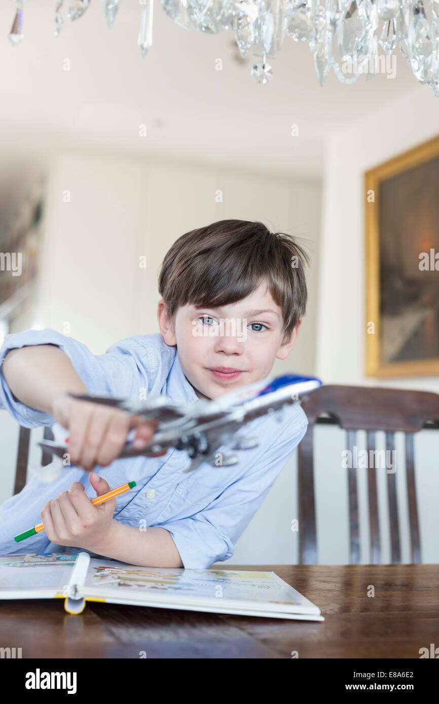 Porträt eines jungen spielen mit Modellflugzeug, Lächeln Stockfoto