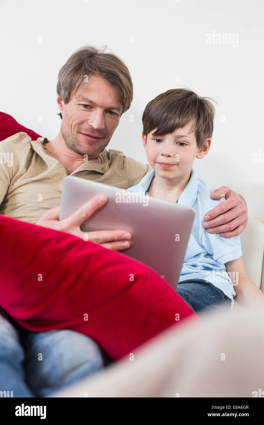 Vater und Sohn mit digital-Tablette, Lächeln Stockfoto