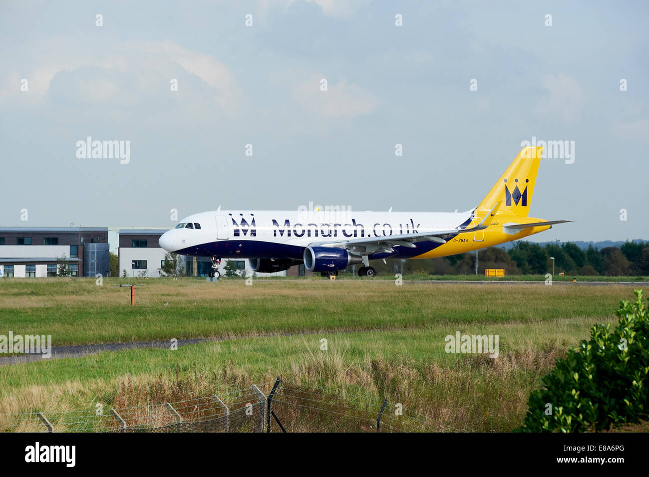 Monarch Monarch.co.uk Airbus A320 G-ZBAA Rollen am Leeds Bradford International Airport. Stockfoto