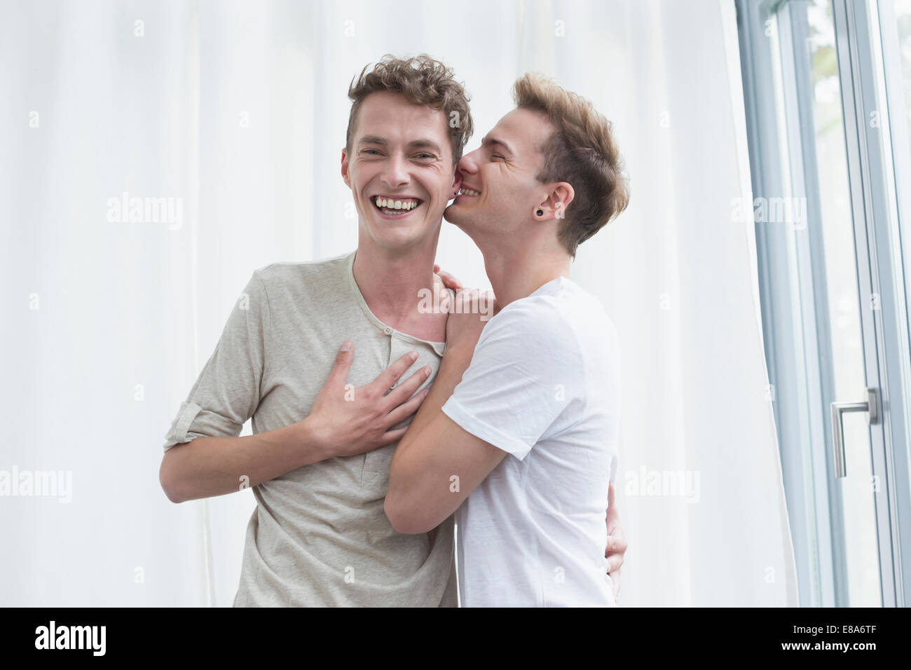 Homosexuelle Paare umarmen einander, Lächeln Stockfoto