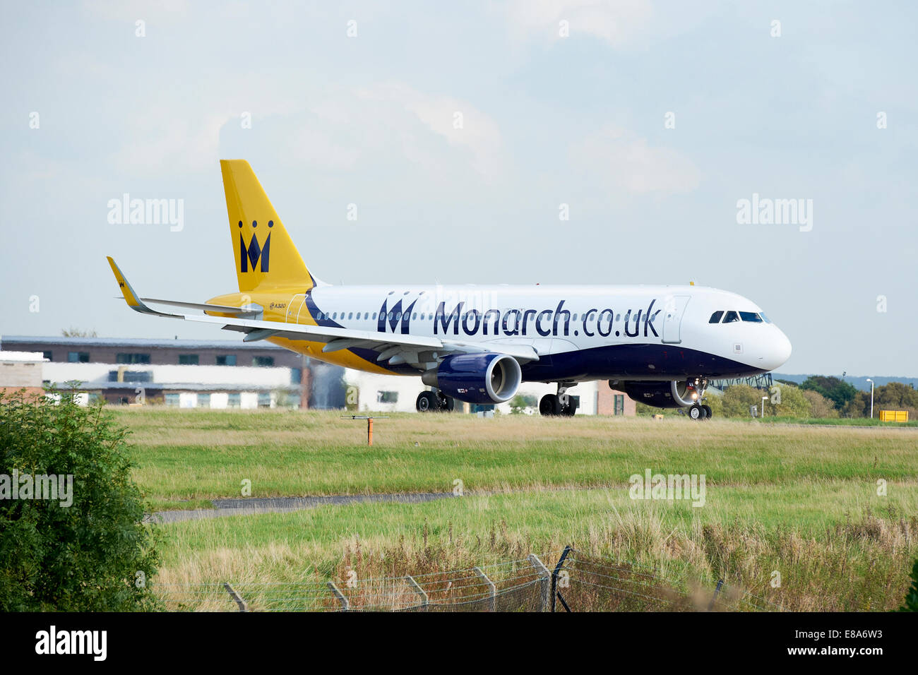 Monarch Monarch.co.uk Airbus A320 G-ZBAA Rollen am Leeds Bradford International Airport. Stockfoto