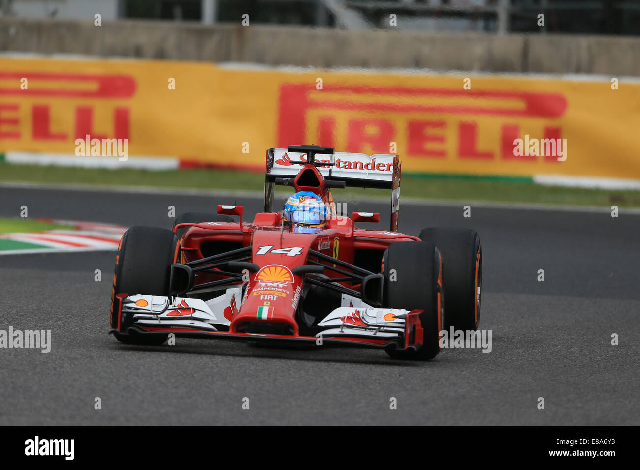 Fernando Alonso nimmt sein Scuderia Ferrari F14T Auto auf der Rennstrecke während Freitag Training. Stockfoto