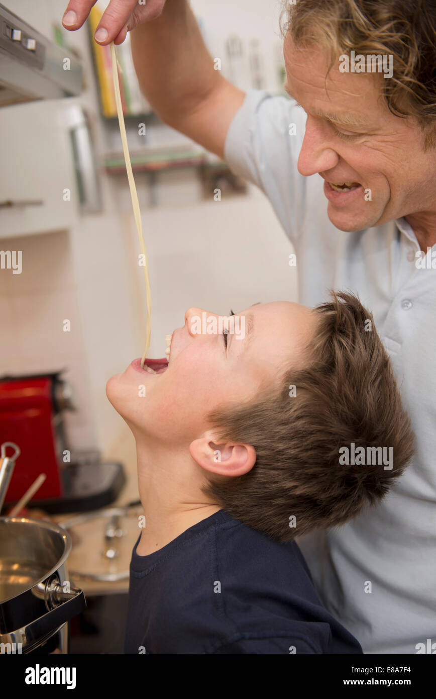 Vater und Sohn Verkostung spaghetti Stockfoto