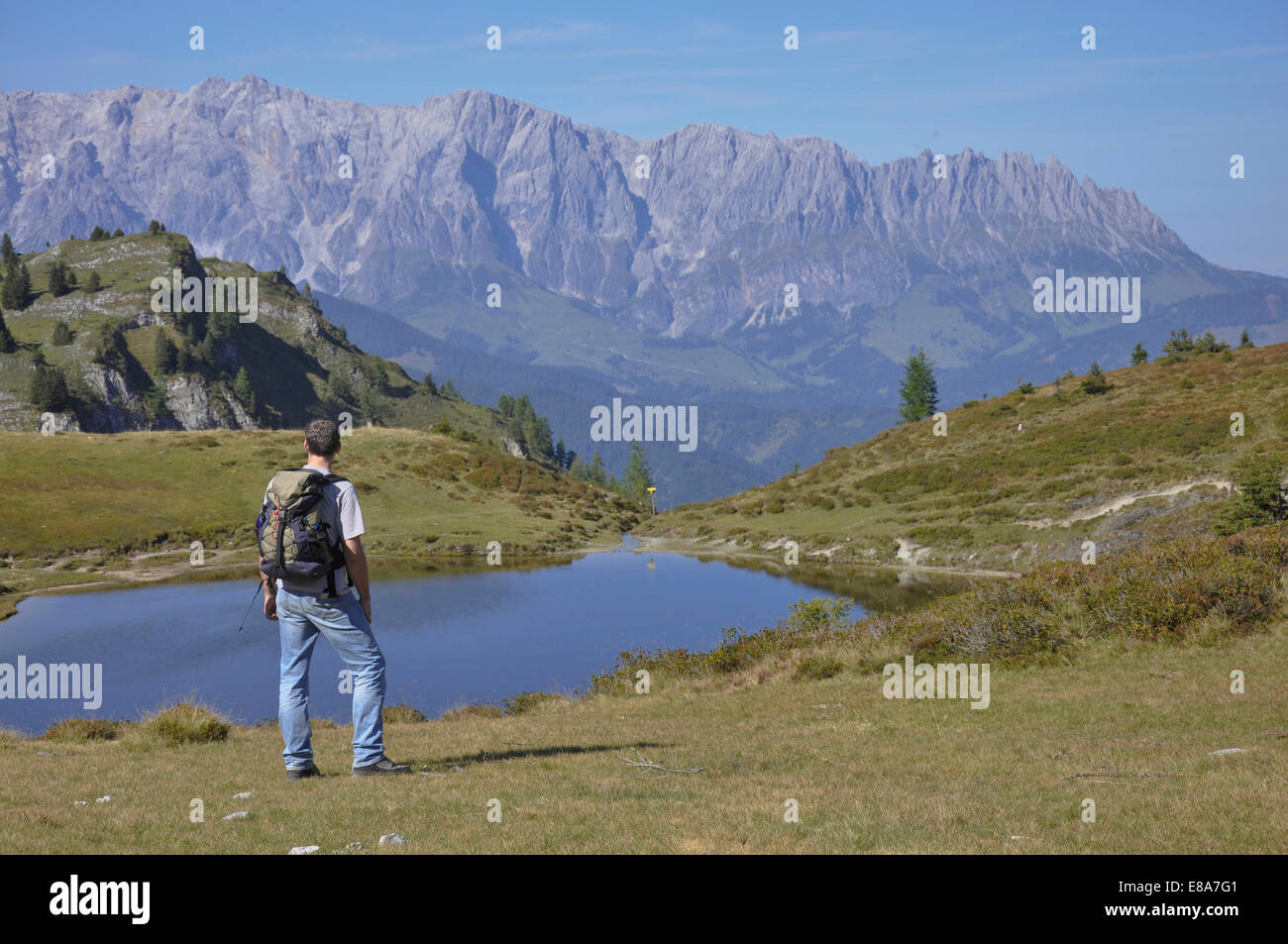 Wanderer, Blick auf Berge, Salzburger Land, Österreich Stockfoto