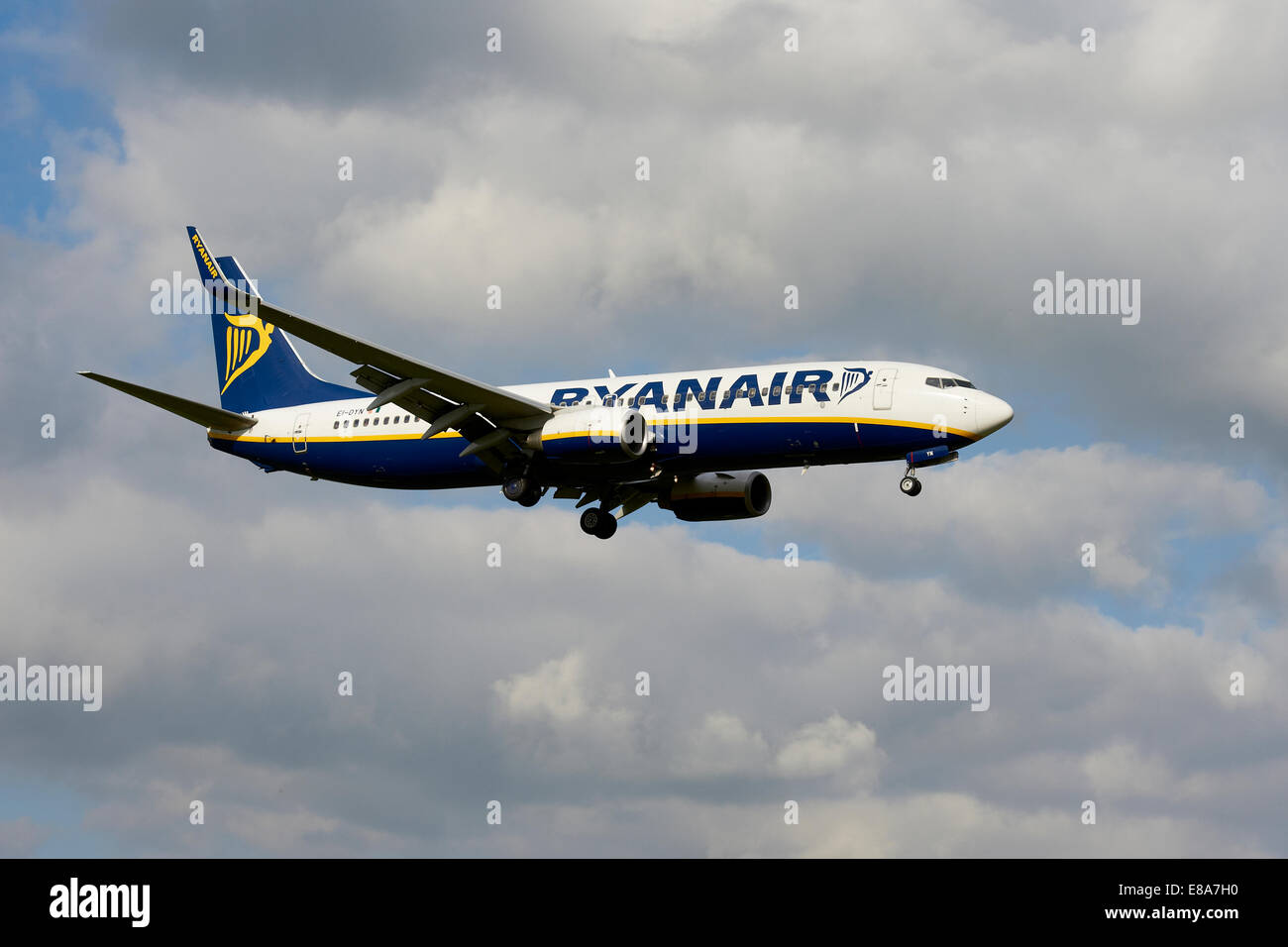 Ryanair Boeing 737-800 EI-DYN landet auf dem Flughafen Leeds Bradford. Stockfoto