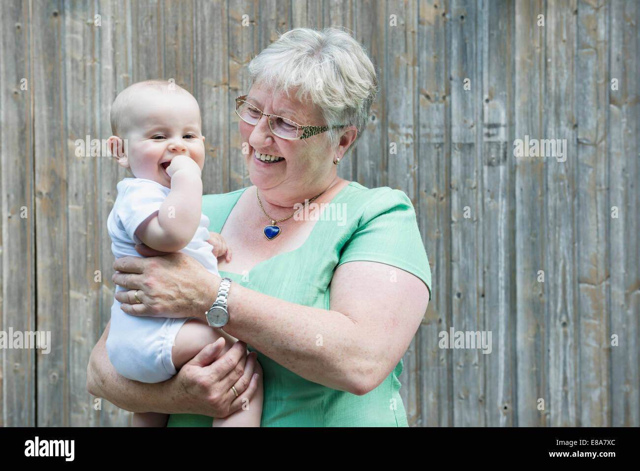 Großmutter hält kleine Enkel Stockfoto