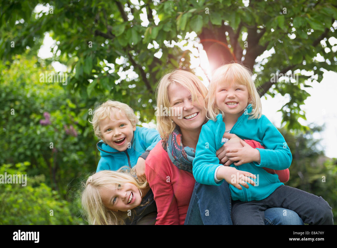 Mutter mit drei kleinen Kindern im Garten spielen Stockfotografie Alamy