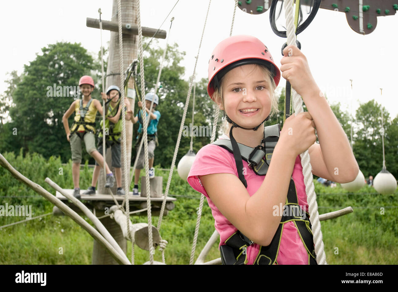 Mädchen und jungen Klettern Felsspitze, Lächeln Stockfoto
