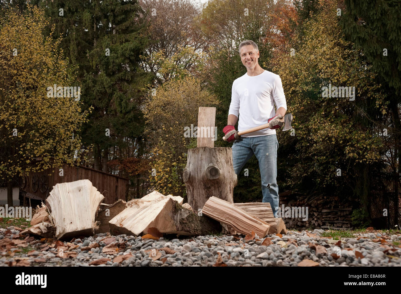 Mann, Holzhacken Stockfoto