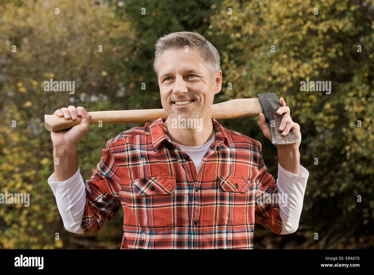 Mann, Holzhacken Stockfoto