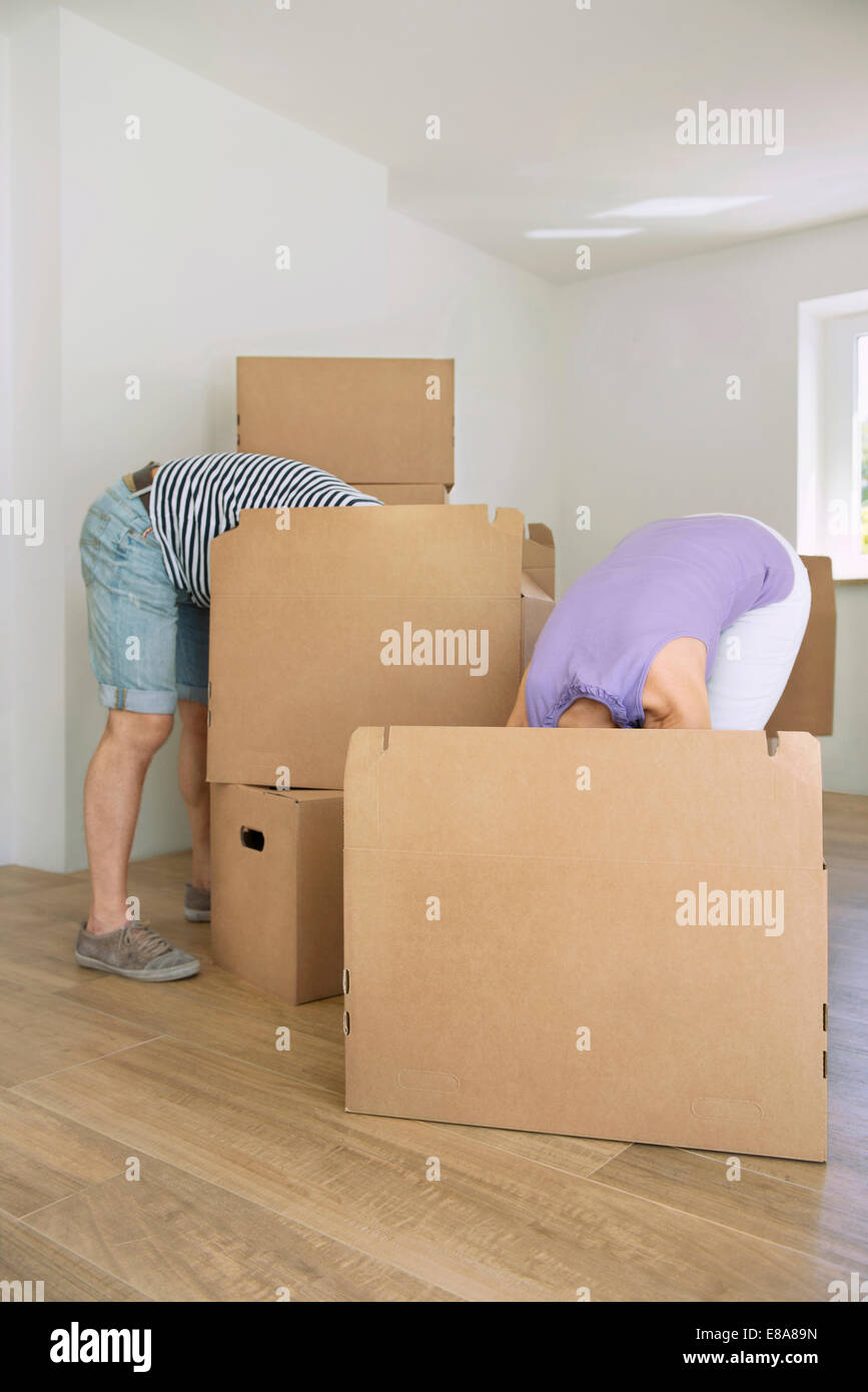 Paar Mann Frau suchen in Kartons Stockfoto