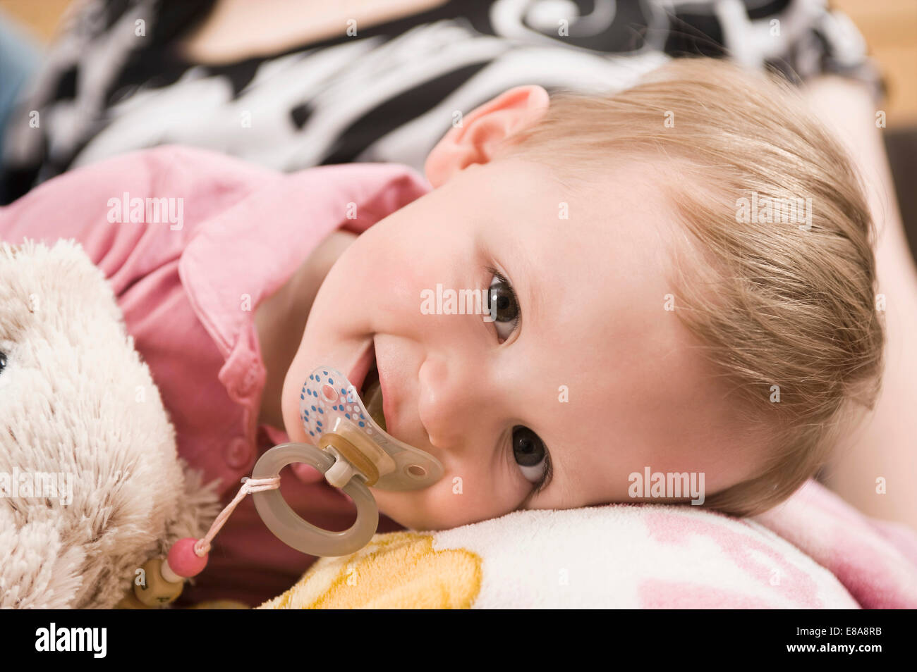 Müde Mädchen 18 Monate alt im Bett mit dummy Stockfoto