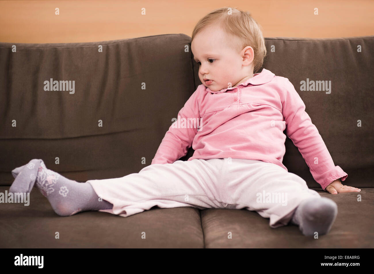 Kind 18 Monate Sehr Anstrengend 18 monatiger -Fotos und -Bildmaterial in hoher Auflösung – Alamy