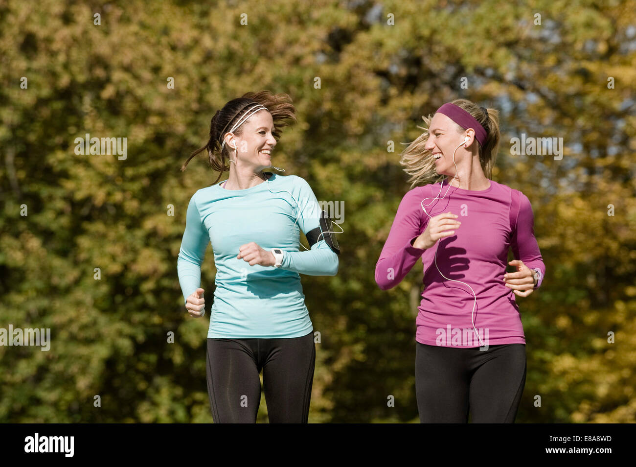 Frauen Joggen im Park, Woerthsee, Bayern, Deutschland Stockfoto