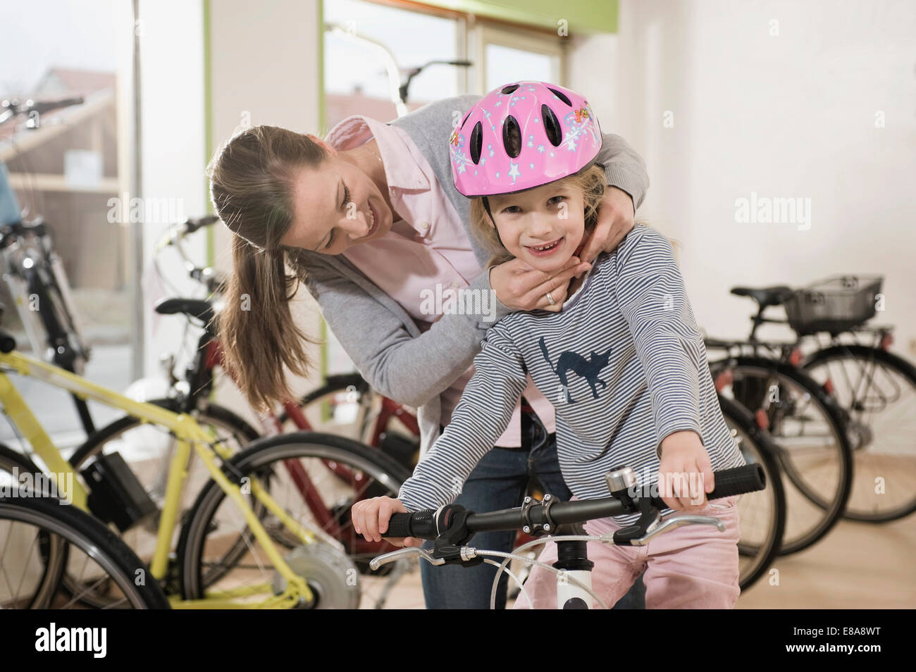 Frau und Mädchen mit Mountain bike, lächelnd Stockfoto