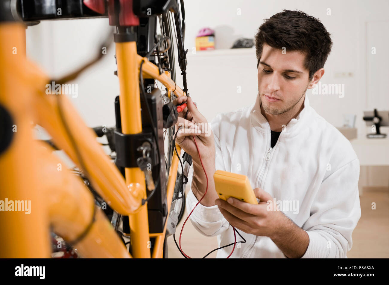 Mechaniker, die elektrische Anlage testen Stockfoto