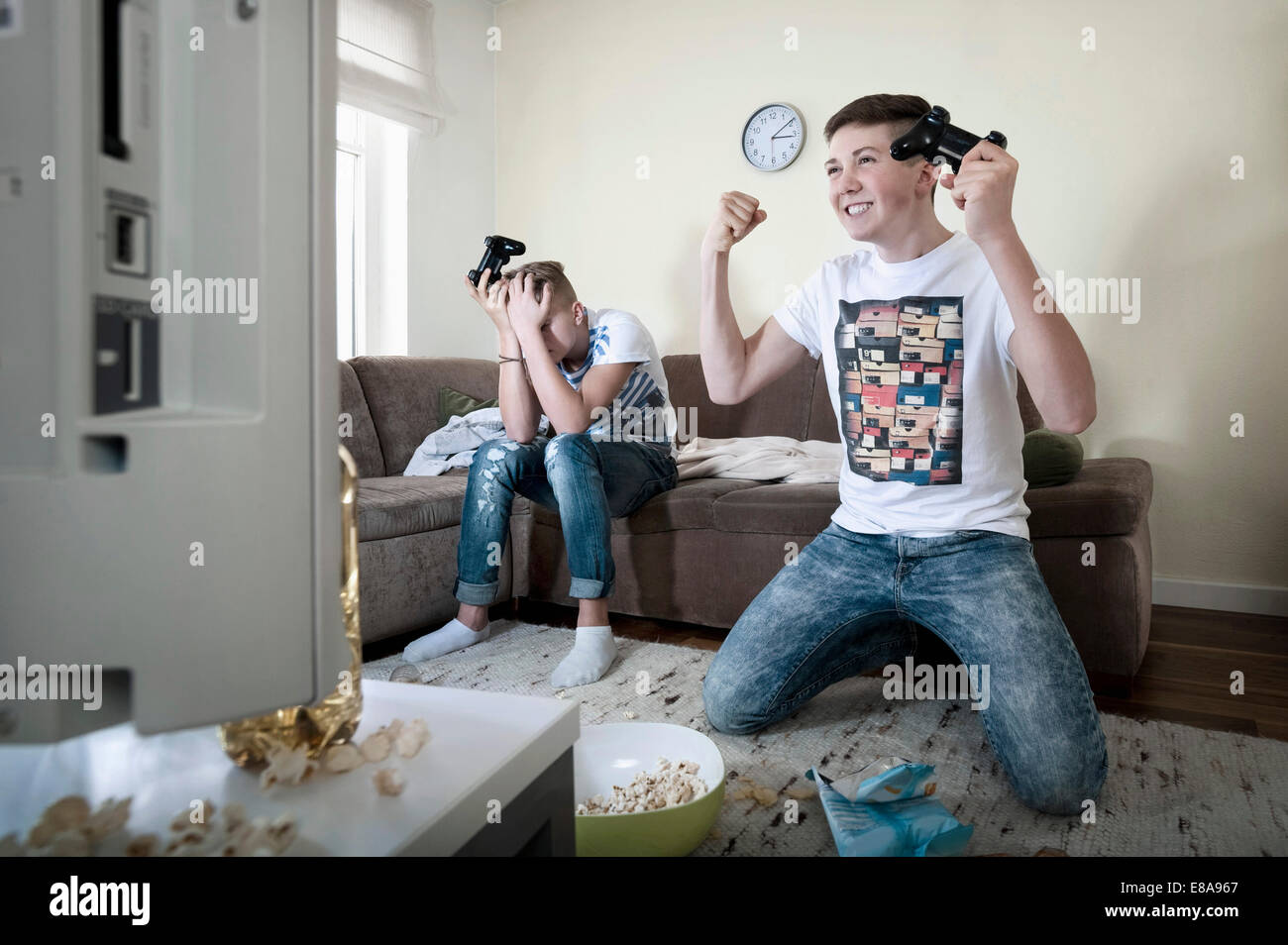 Zwei Jungs im Teenageralter Videospiel Stockfoto