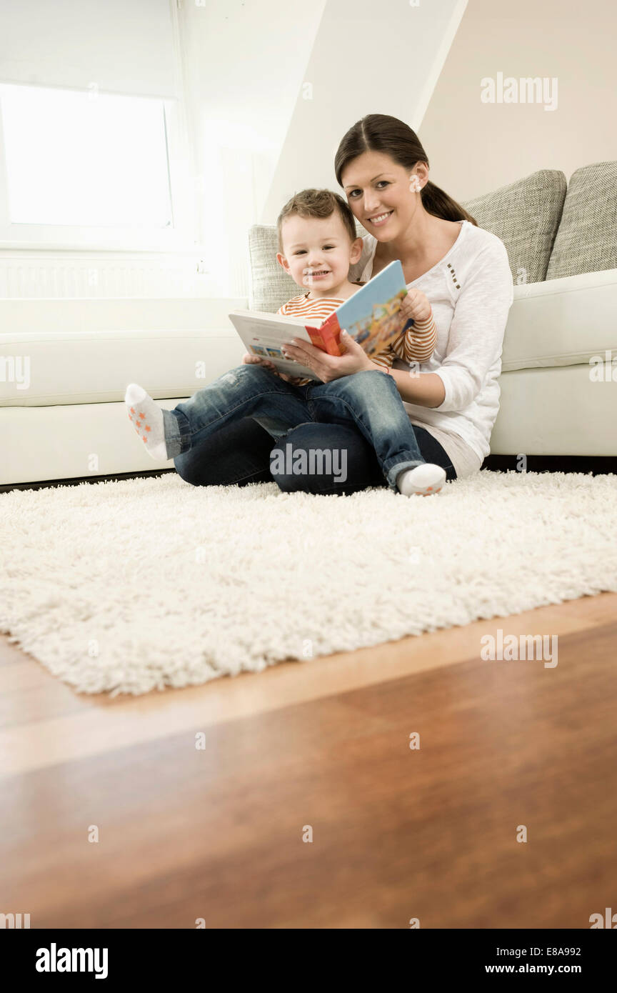 Mutter und Sohn sind gerade Bilderbuch, Lächeln Stockfoto