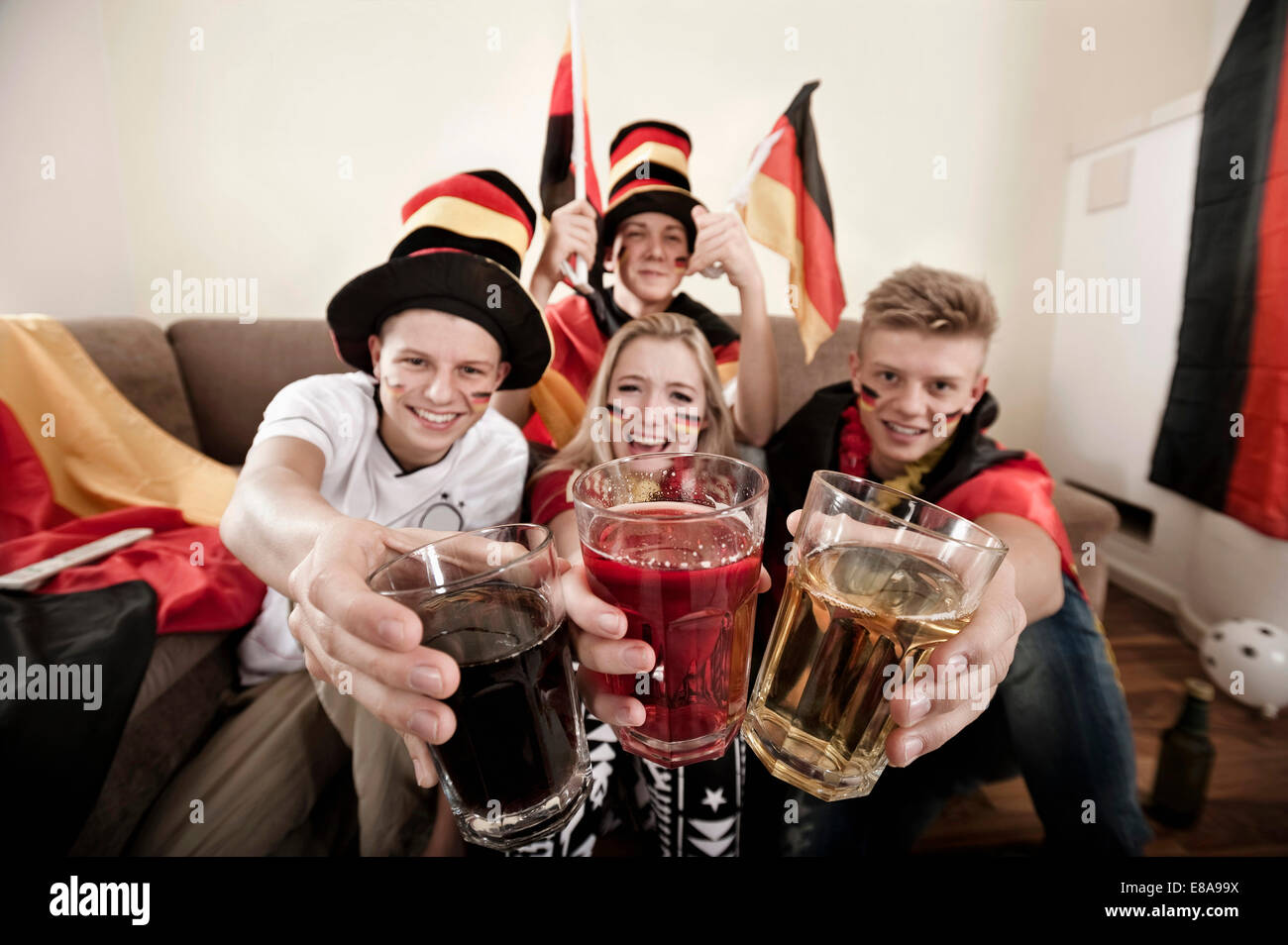 Teenager Fußballfans Toasten Gläser Stockfoto