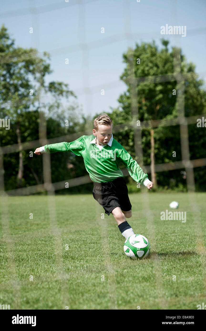Kleiner Junge Strafe Praxis Fußball Fußball Stockfoto