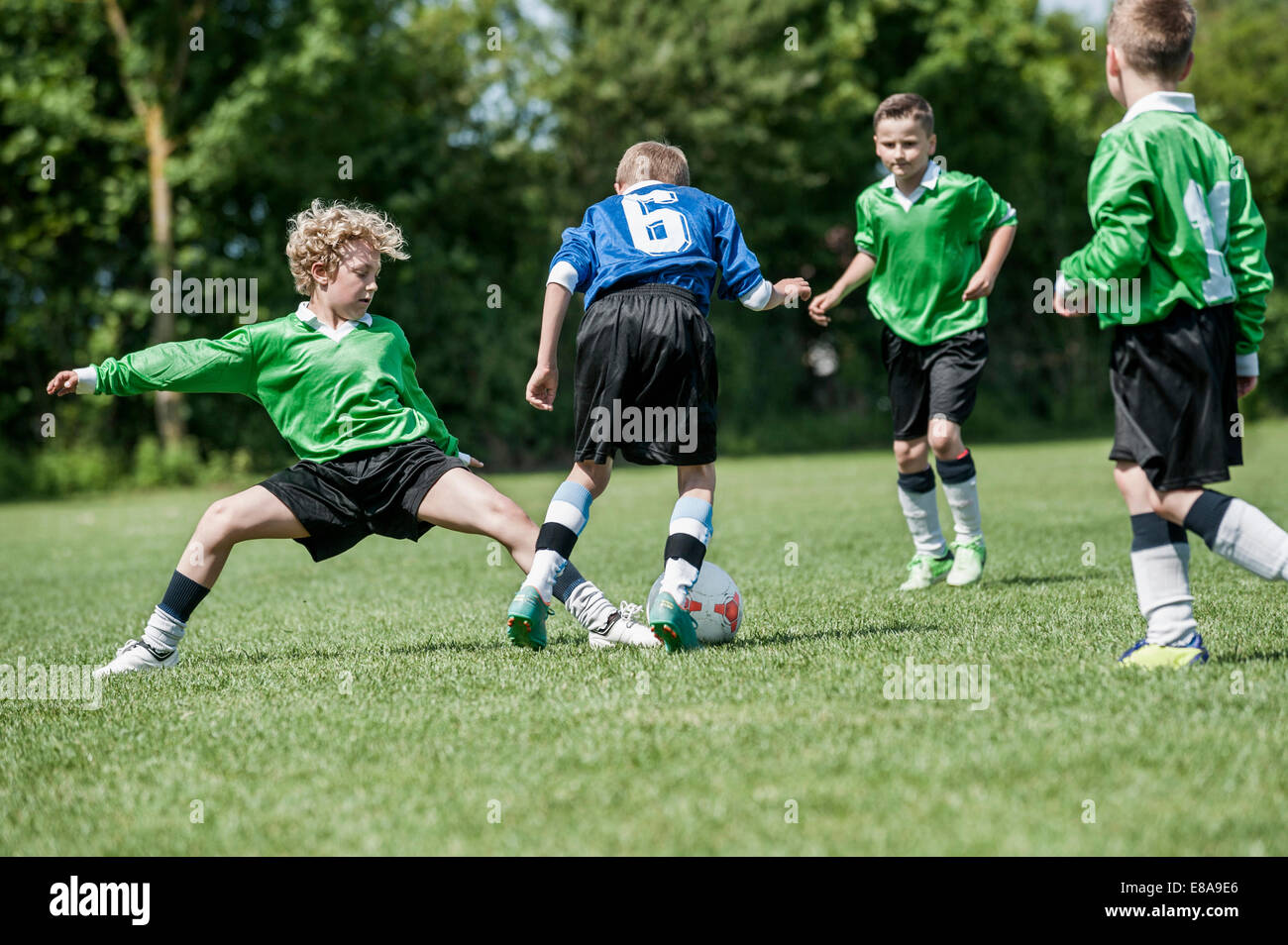 Junioren-Fußball-Fußball-Spiel Grätsche Stockfoto