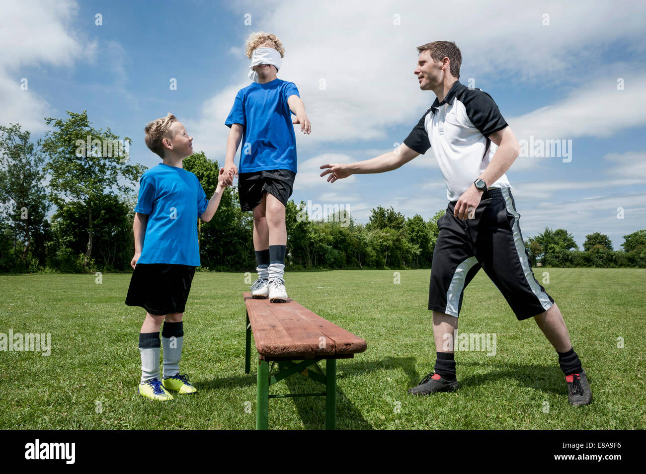 Fußball-Trainer unterrichten junger Spieler Vertrauen Stockfoto