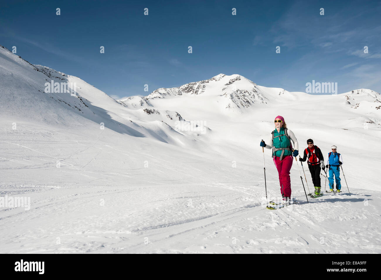 Langlauf-Gruppe drei Personen Schnee Stockfoto