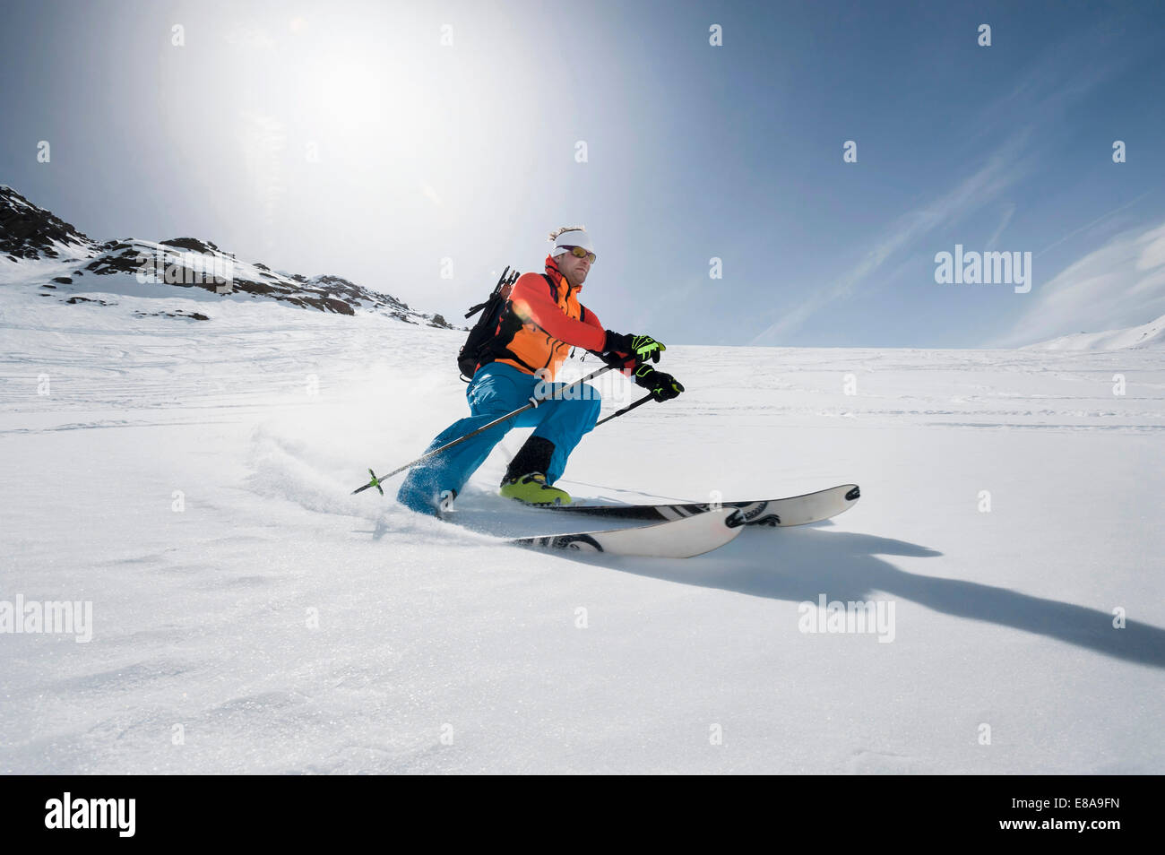 Mann, Ski Abfahrt Pulverschnee Alpen Sonne Stockfoto