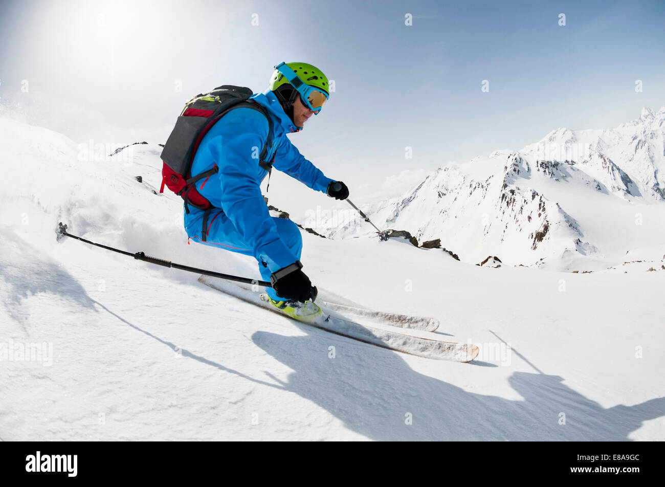 Mann Skifahrer Ski steile Abfahrt Alpen Stockfoto