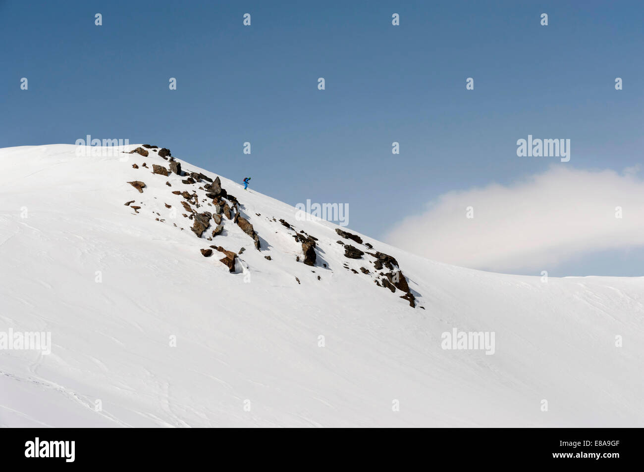 Mann Ski bergab steile Piste Alpen Stockfoto