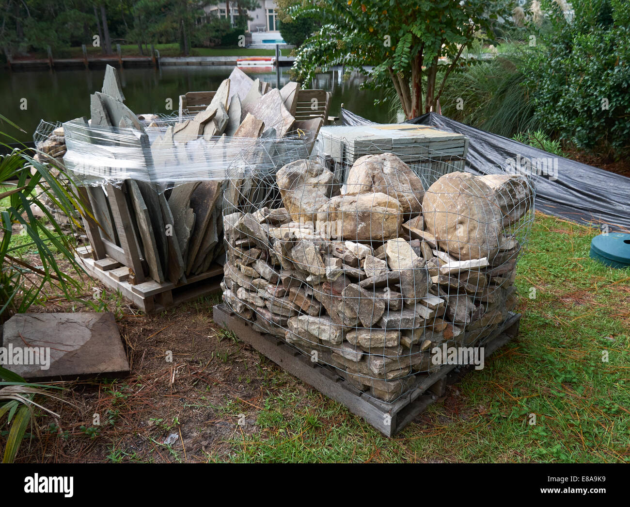 Verschiedene Arten von Stein auf Holzpaletten für ein Bauprojekt Hinterhof geliefert Stockfoto