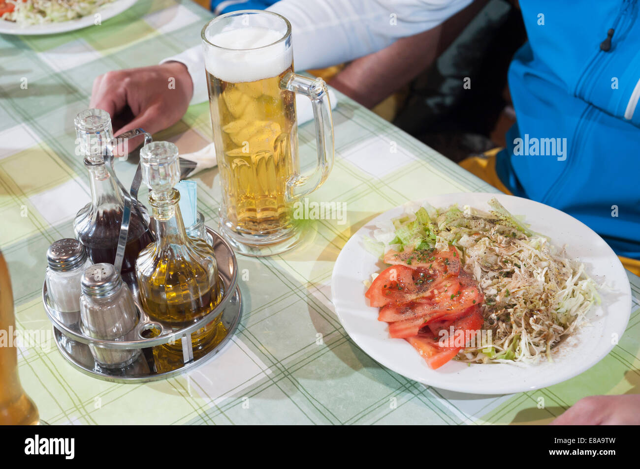 Mittagessen Bier Mann Tabelle Kabine Salat gesund Stockfoto