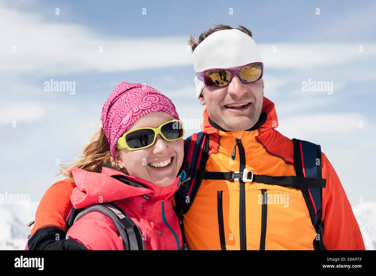Porträt-paar im Winter Ski Anzug Goggle lächelnd Stockfoto