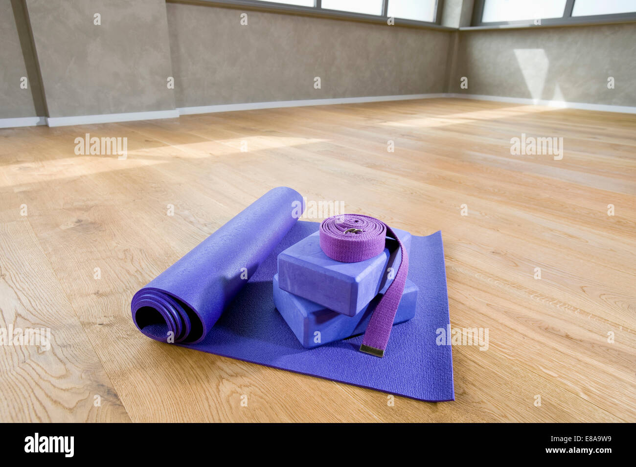 Blaue Yoga Matte Gürtel Stillleben Yoga Studio auf der Etage Stockfoto